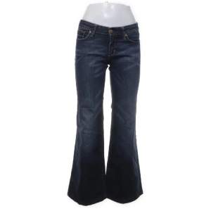 Snygga vintage lågmidjade vida jeans från H&M. Storlek 27. Midjemått 70 cm. 36,5 cm tvärs över. Innerbenslängd 74 cm. 