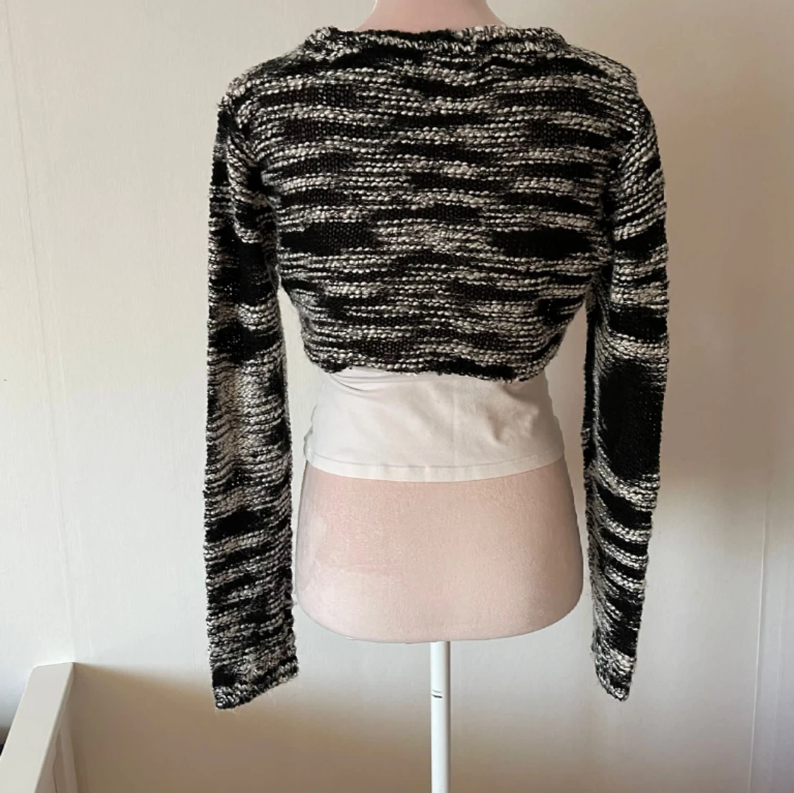 Stickad grå och svart kofta  - 1