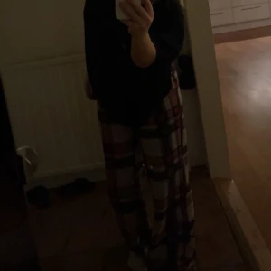 Pyjamas byxor - säljer dessa pyjamas byxor från Nelly, det är uppsydda ungefär 3cm💓