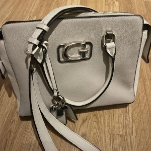 Guess väska - Säljer min superfina beiga Guess väska. Den är i superfint skick!💘🥰🤩