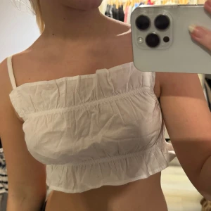 Gullig topp  - Somrig topp från hm som är så himla söt. Använd typ en gång så i nyskick. 