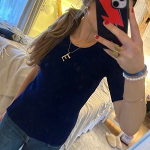 stickad tshirt  - säljer den här fina marinblåa stickade tshirten, knappt använd så är i nyskick!💙 ganska strechig så den kommer passa xs-m storlek🙌🏼