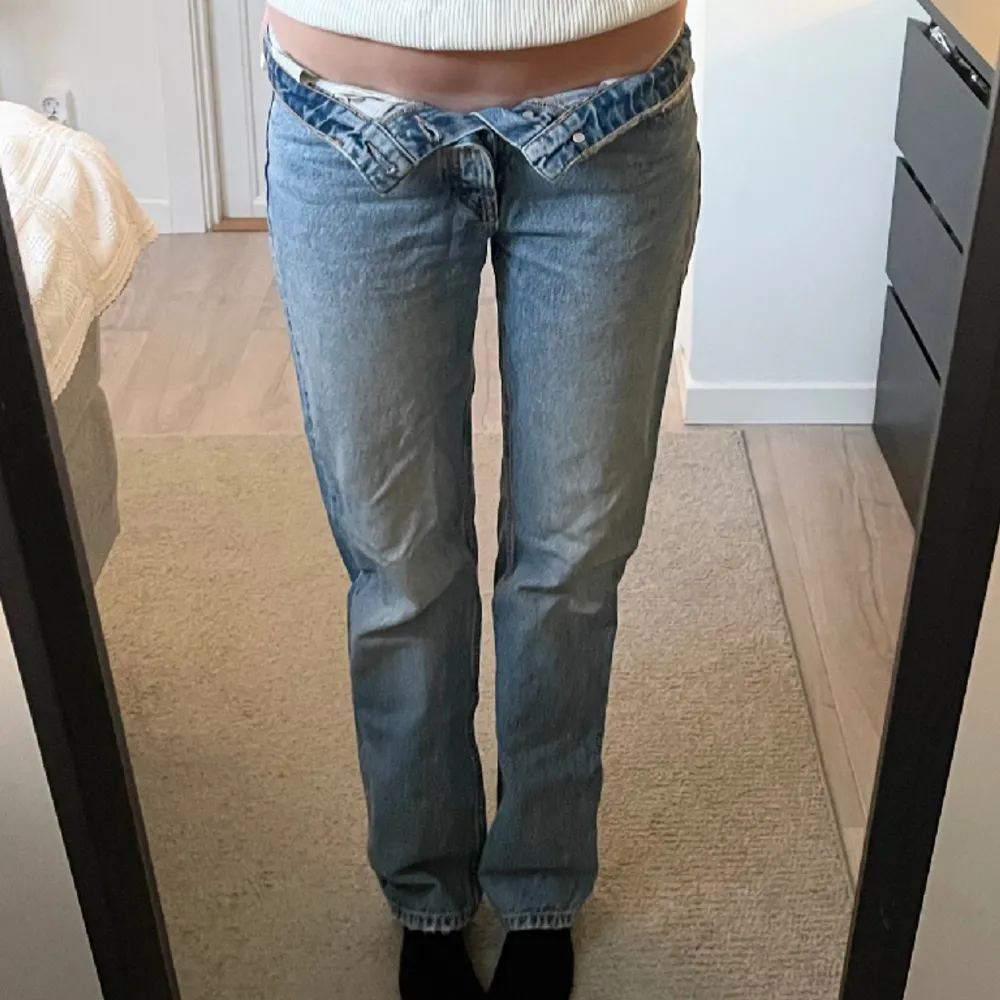 Säljer ett par supersnygga jeans ifrån zara!! De är medelmidjade men blir också supersnygga när man viker ner dom!! Säljer för 200kr + frakt. Hör av dig privat för mer info!!🩵🩵🩵. Jeans & Byxor.