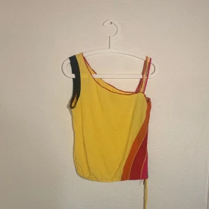 Färgglatt linne - Coolt linne med ett tjockare axelband och tre små på andra. Lite slitet men fortfarande bra skick. Från miss sixty.