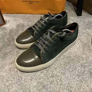 Lanvin skor - Gröna Lanvin skor i storlek 45, nyskick o syns knappt de är använda! 