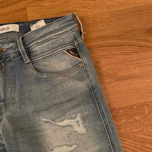 Replay jeans i extremt fint skick. Har använt jeansen typ 2-3 gånger, men tycker inte riktigt det passar min stil. hör av er om det vore så att ni hade frågor eller funderingar kring jeansen!😀Nypris 1999 mitt pris 749