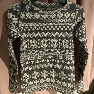 Julpyjamas tröja - Varm, mysig å skön julpyjamas tröja. Långärmad och perfekt till vintern nu😍den är även perfekt som ett underställ för tjejer nu när det är kallt💕nypris 80kr, eftersom den aldrig är använd säljs den för 70kr❤️vid funderingar hör gärna av dig