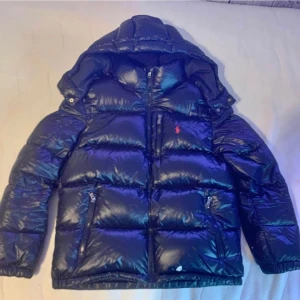 Ralph lauren jacka  - Intressekoll på en riktigt snygg Ralph lauren jacka. Fint skick utom en del hål hål. Jackan är mörkare än på bilden.   Skriv vid fler frågor eller funderingar 