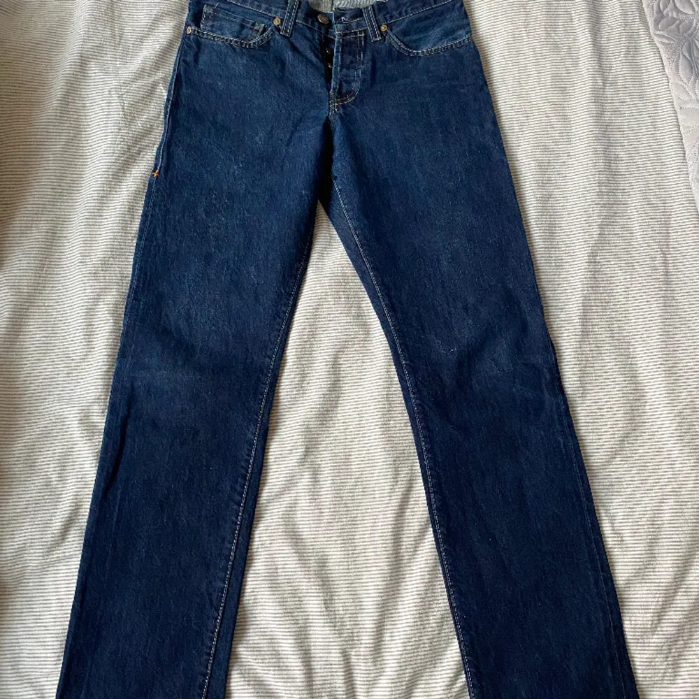 Det gör ont i mig att sälja dessa, men dom har blivit försmå och det är dags att säga hejdå! Ett par jeans jag köpt i USA för 2500kr! Dom sitter otroligt fint (nästan som Zaras straight leg)!. Jeans & Byxor.