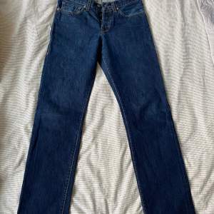 Det gör ont i mig att sälja dessa, men dom har blivit försmå och det är dags att säga hejdå! Ett par jeans jag köpt i USA för 2500kr! Dom sitter otroligt fint (nästan som Zaras straight leg)!