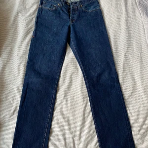 FAVORIT byxan i garderoben - Det gör ont i mig att sälja dessa, men dom har blivit försmå och det är dags att säga hejdå! Ett par jeans jag köpt i USA för 2500kr! Dom sitter otroligt fint (nästan som Zaras straight leg)!