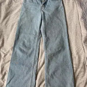 Ett par wide leg jeans från HM! Sitter jättefint på och passar perfekt till nästan allt! Den perfekta blåa färgen på ett oss ljusa jeans enligt mig!
