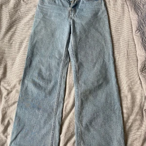 Jeans från HM - Ett par wide leg jeans från HM! Sitter jättefint på och passar perfekt till nästan allt! Den perfekta blåa färgen på ett oss ljusa jeans enligt mig!