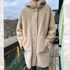 Mockapäls från Massimodutti - Oanvänd mockapäls med prislapp. Går att vända ut och in- se bilder. Nypris 11 000kr. Modell på bild 183 cm som har storlek 38 men passar upp till 42. Kappan har storlek L.