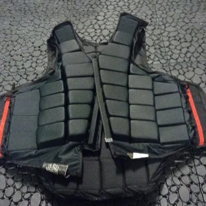 Rid väst  - Säljer min rid väst efter som jag har slutat rida så darför bhöver jag inte den skriv om ni har några frågor