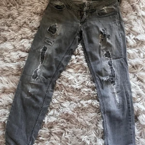 gråa jeans - i bra skick