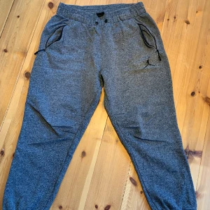 Mjukisbyxor  - Mörkgråa mjukisbyxor i bra skick Storlek XL men passar L  60%Bomull 40% Polyester  