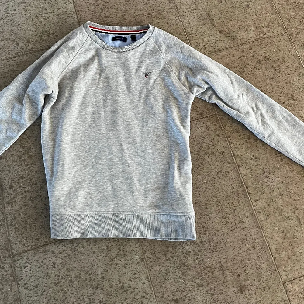En riktigt fin grå gant sweatshirt i barnstorlek som passar 160-165 cm. Tröjan är i nyskick. Skriv privat om du har  frågor!. Tröjor & Koftor.