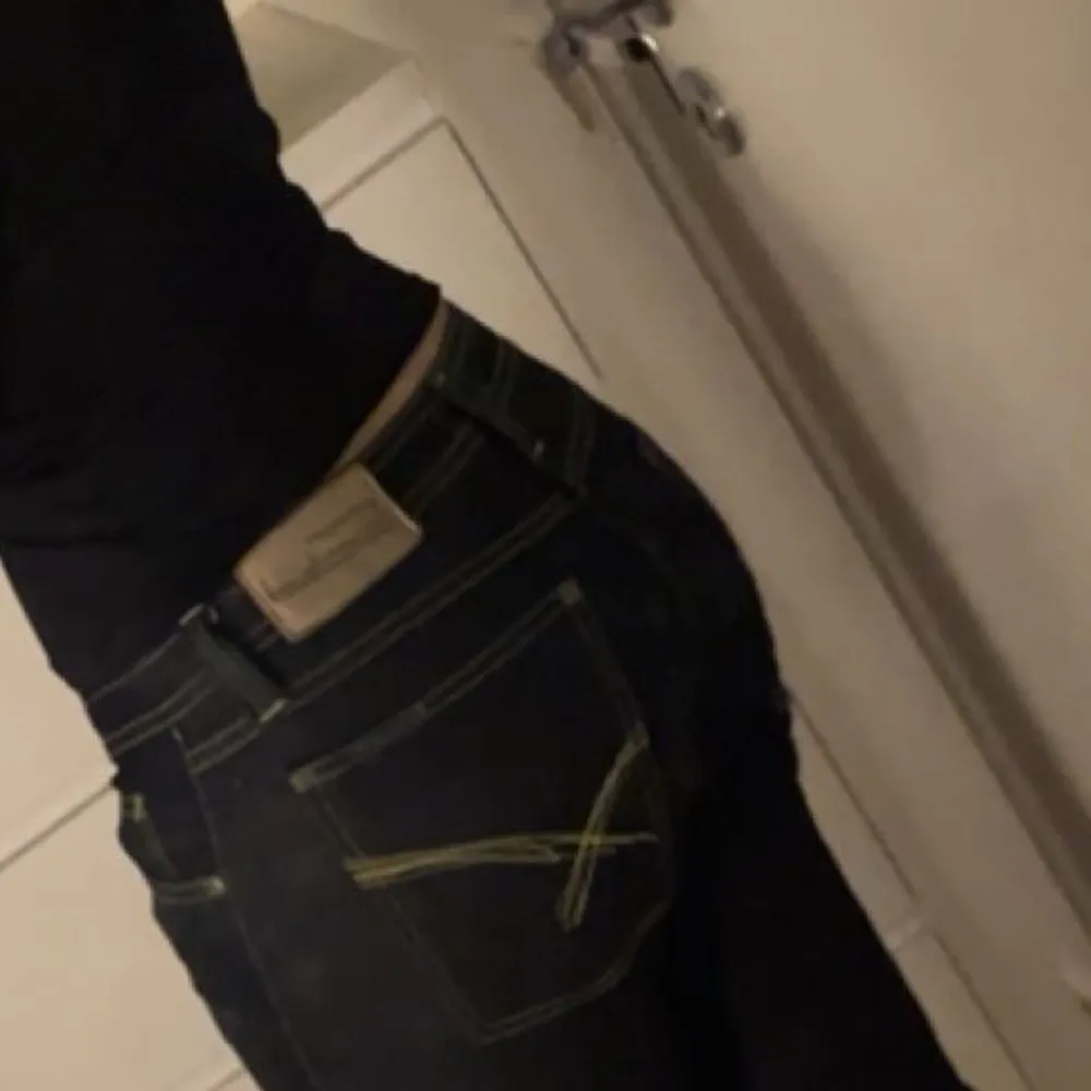 Säljer dessa supersnygga och trendiga lågmidjade bootcut jeansen 🫶 skriv vid frågor eller för fler bilder. Jeans & Byxor.