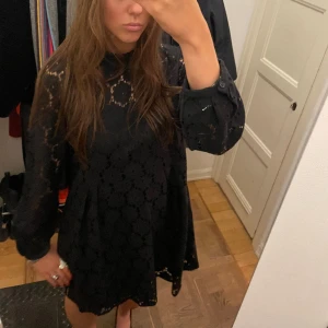 BRODERAD SPETSKLÄNNING - Så så fin till festligare tillfällen som nyår! I fint skick och skönt material.Passar S/M, jag är 175 cm! Hör av er vid frågor/fler bilder! 