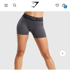 Svarta gymshark shorts  - Gym shorts liknande till dem som är på första bilden men svarta, storlek xs, nyskick!