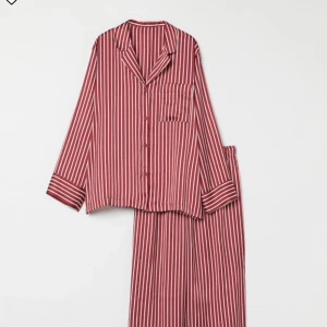 Randig silkes pyjamas - Säljer denna HELT slutsålda julpyjmasen från hm. Den är i ett jätteskönt silkesmatrial. 