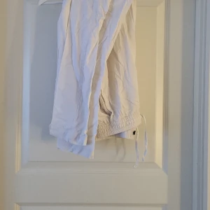 Linnebyxor - Säljer mina linnebyxor ifrån lager 157 då de är alldeles för korta på mig. Orginalpris: 180kr