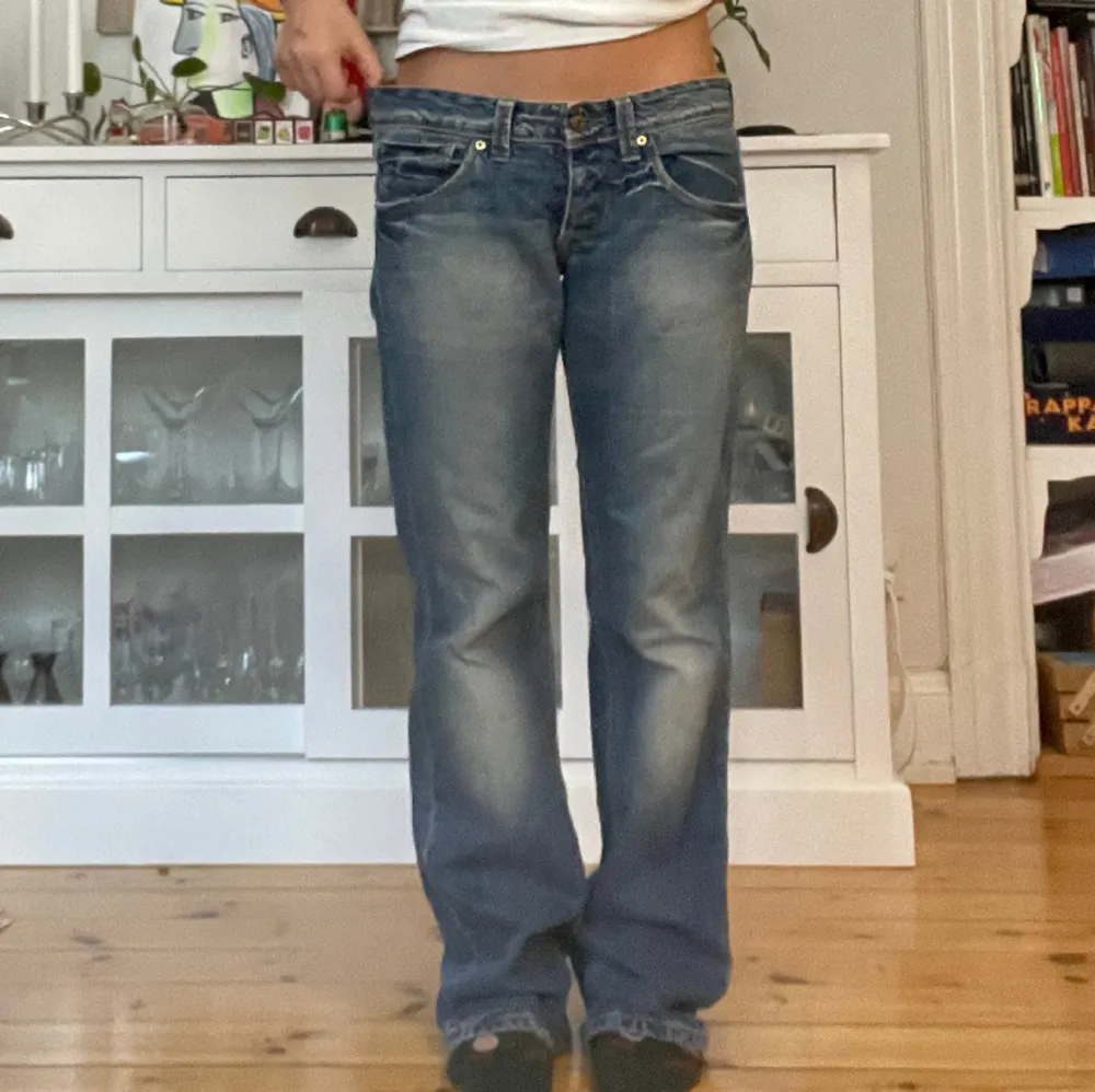 Jättefina lågmidjade jeans från KUYICHI, som nya! Midjemått: 87cm Innerbenslängd: 81cm  FRI FRAKT❗️ (Använder inte köp nu funktionen så skriv om du vill köpa). Jeans & Byxor.