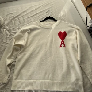Ami paris  - Säljer min ami paris tröja i nyskick då den inte kom till någon användning🩷