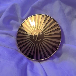 Charlotte tillbury cream bronzer - Bara testad med helt ny borste, men hela är kvar och knappt andvänd! Originalpris: 615kr, NK sthlm.  Men säljer denna sjukt fina bronzer för bara 499 då den är som ny. Frakten är fri och bild på innehåll kan skickas om så önskas!❤️(Färgen är ”TAN”)
