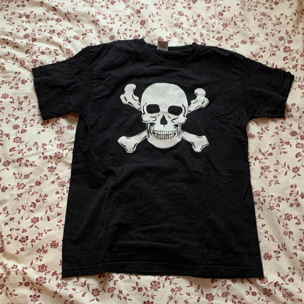 Snygg t shirt med dödskalle köpt på bluefox🙏passar till allt😇. T-shirts.