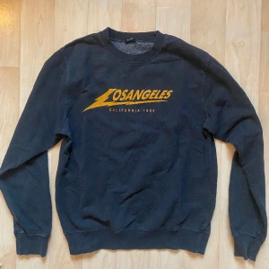 Brandy Melville sweatshirt  - Sweatshirt/collegetröja från Brandy Melville. Svart med gult tryck. One size men passar på small/liten medium 