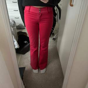 Säljer mina röda jeans som jag köpte på vero moda för 399kr, säljer för 250kr plus frakt🥰