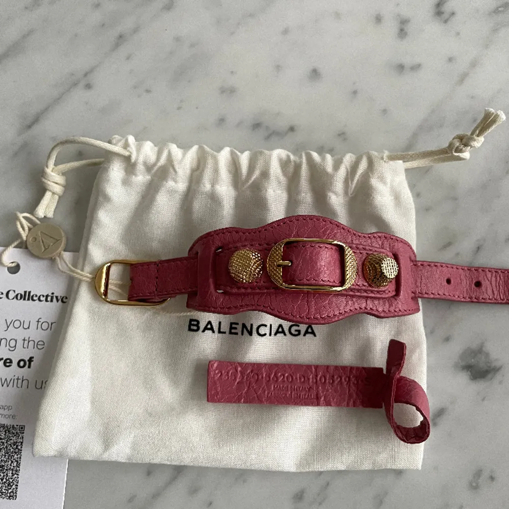 Rosa armband med guld detaljer från Balenciaga i nyskick. Inköpt från Vestire Collective (aldrig använd) så finns både äkthetsbevis & kvitto. Storlek S (20cm). . Accessoarer.