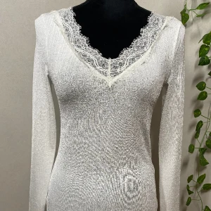 Tröja med slits - Säljer denna fina tröjan som är köpt på Hm. Använd ca 2 gånger. Storlek S vit färg