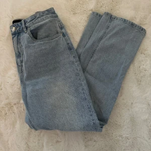 Momjeans från vero moda - Ett par momjeans från vero Moda i storlek 29/32. Väldigt fina och i väldigt bra skick!