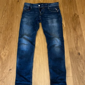 Replay Anbass Jeans  - Tjena, säljer nu dessa sjyssta replay jeans i modellen Anbasss. jeansens passform är slim och har en del snygga slitna detaljer. Jeansen är nyskick då dem inte har kommit till användning. Vid några funderingar tveka inte på att höra av dig här på Plick!