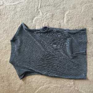 Metallisk topp - Festtopp i en metallisk stålblå färg. Från NAKD i storlek M💗