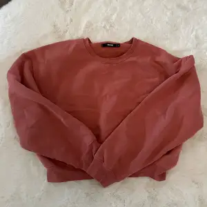 En fin sweatshirt från bikbok i en jättefin rosa färg. Strecken man ser på bilden är bara att den har blivit skrynklig i garderoben men går det går att få bort. Den är i storlek S men funkar även för en M.