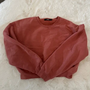 Sweatshirt från bikbok - En fin sweatshirt från bikbok i en jättefin rosa färg. Strecken man ser på bilden är bara att den har blivit skrynklig i garderoben men går det går att få bort. Den är i storlek S men funkar även för en M.