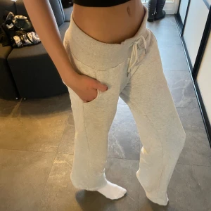 Alobha mjukis byxor  - Super fina och super sköna mjukis byxor från alobha label. Säljer dessa då de inte kommer till användning❣️ detta är även gamla modellen, så de går ej att köpa längre!