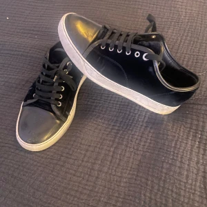 Lanvins Mörk Blå - Hej jag säljer mina Lanvin i färgen mörkblå pga för små. Original pris 4500 hos mig 1800 och dom är bra skick bara små skador på skorna.
