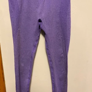 Lila tränings tight - Använda men blivit för små, snygga färgglada tight passar bra till basic vit/svart tröja, högmidjade, passar mig som är 170cm lång. Sköna och rörliga