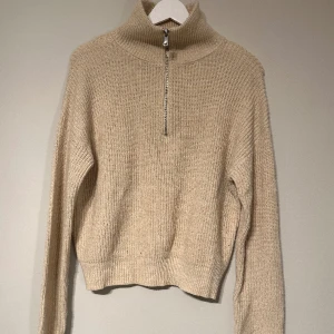 Beige half Zip-tröja Bikbok - En beige stickad half zip tröja från BikBok i storlek S. Tröjan är liter nopprig men annars vid ett bra skick