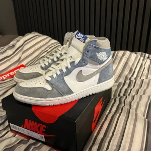 Jordan 1 hyper royal  - Säljer ett par fina Jordan 1 High Hyper Royal. Kvitto finns. Skick 7/10. Storlek 43