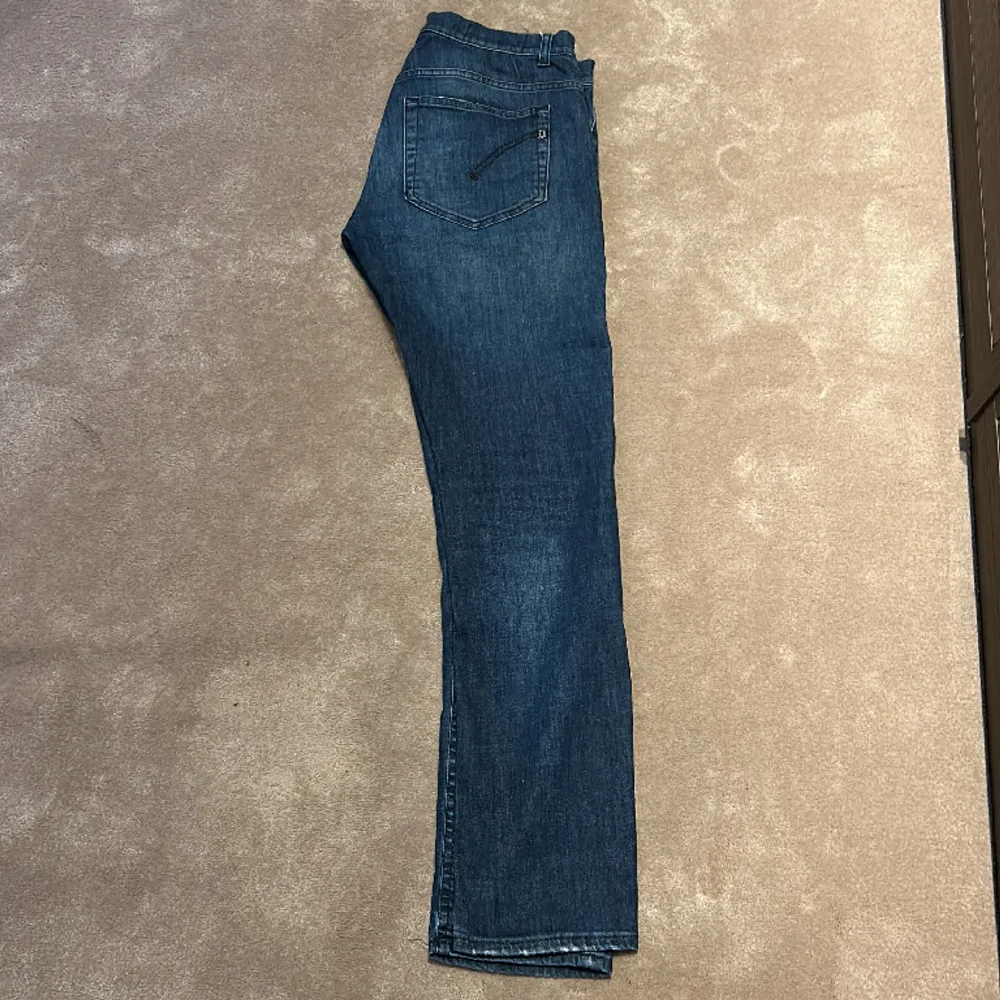 Säljer dessa tvär feta Dondup jeans i storlek 32! Inga defekter!  Färg mörk blå Cond 8/10. Jeans & Byxor.