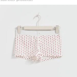 Pyjamas shorts  - Jag säljer dessa slutsålda pyjamas shorts från Gina och de ör använda ca 2 gånger💘 Kom privat för bilder på de🥰 TRYCK INTE PÅ KÖP NU!!