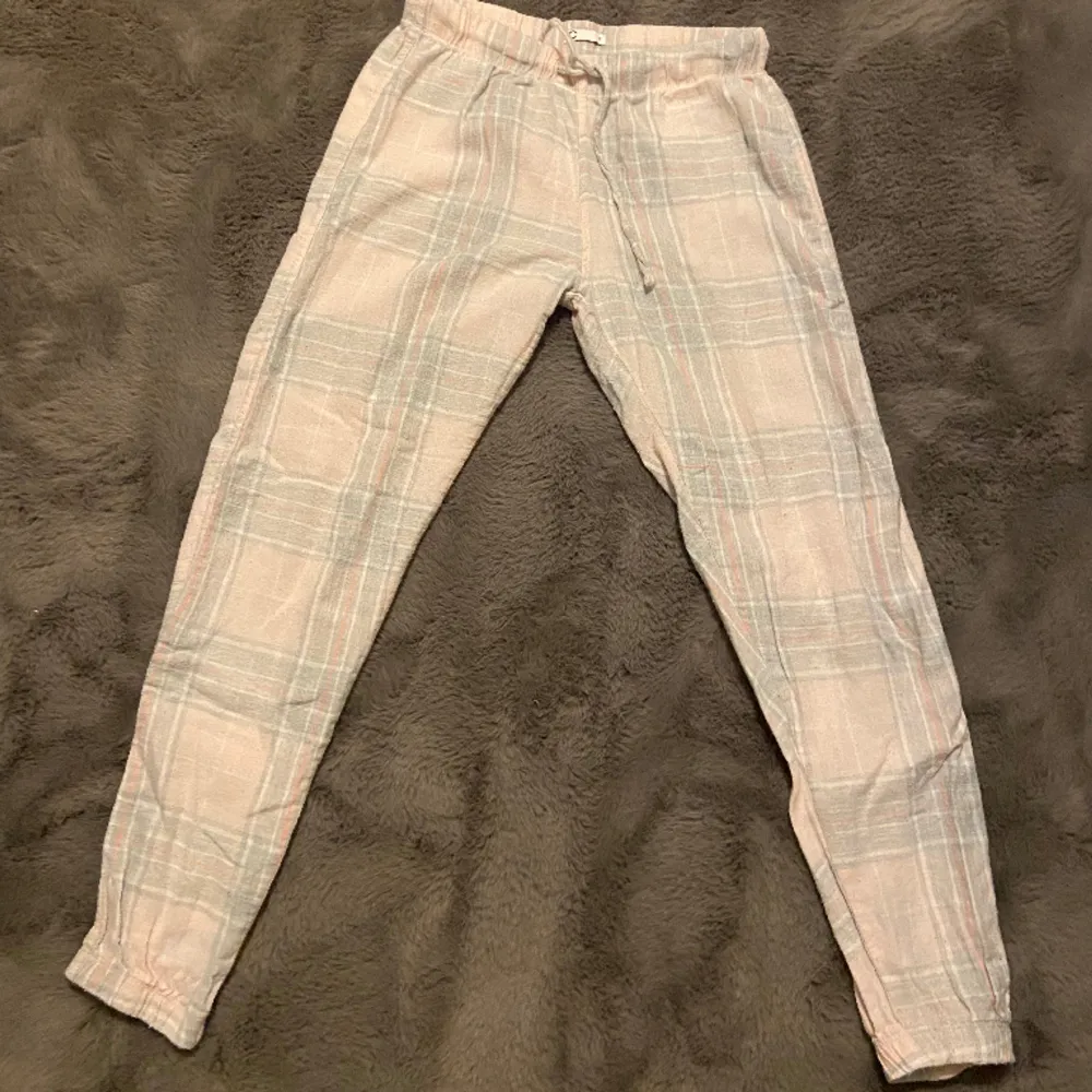 Randig rosa pyjamas byxor från cubus. Använda ett fåtal gånger, bekväma o i väldigt bra skick. Jeans & Byxor.