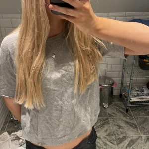 Stickad t-shirt - Super fin stickad T-shirt i grå från zara!