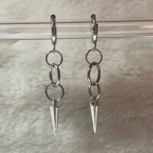Layerd hoop earrings  - Dessa örhängen är till största dels gjorda av rostfritt stål vilket innebär att de förmodligen inte förstörs om de kommer i kontakt med vatten och allmänt håller längre. Rostfritt stål ändrar inte färg som att ndra material ,perfekta för vardaglig an